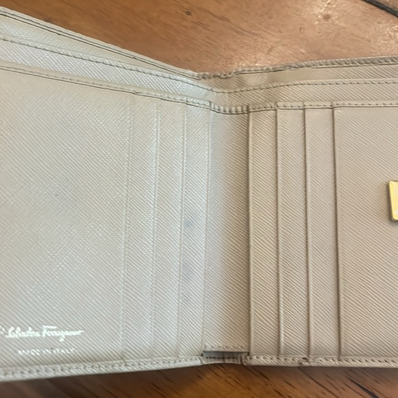 SALVATORE FERRAGAMO camel 🐫 colored Bifold Wallet with Gold clasp EUC - Picture 9 of 10